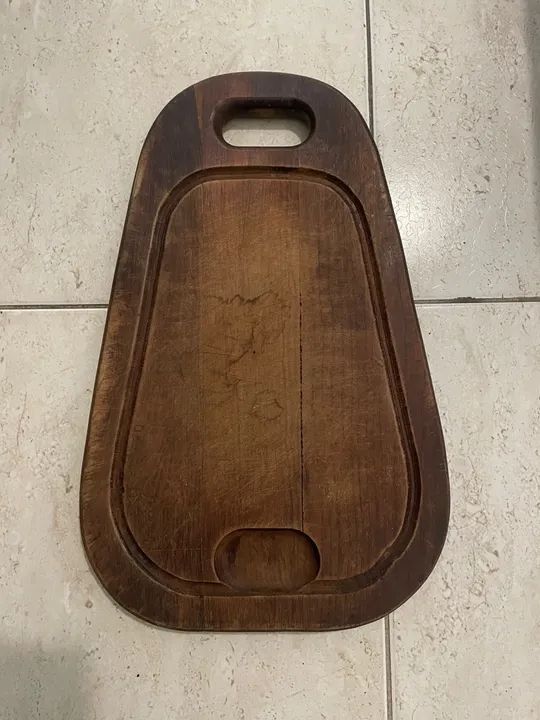 Tábua de madeira grande com pegador e molheira