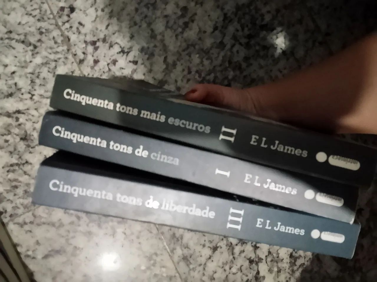 Livros da saga Cinquenta tons de cinza. - Foto 2