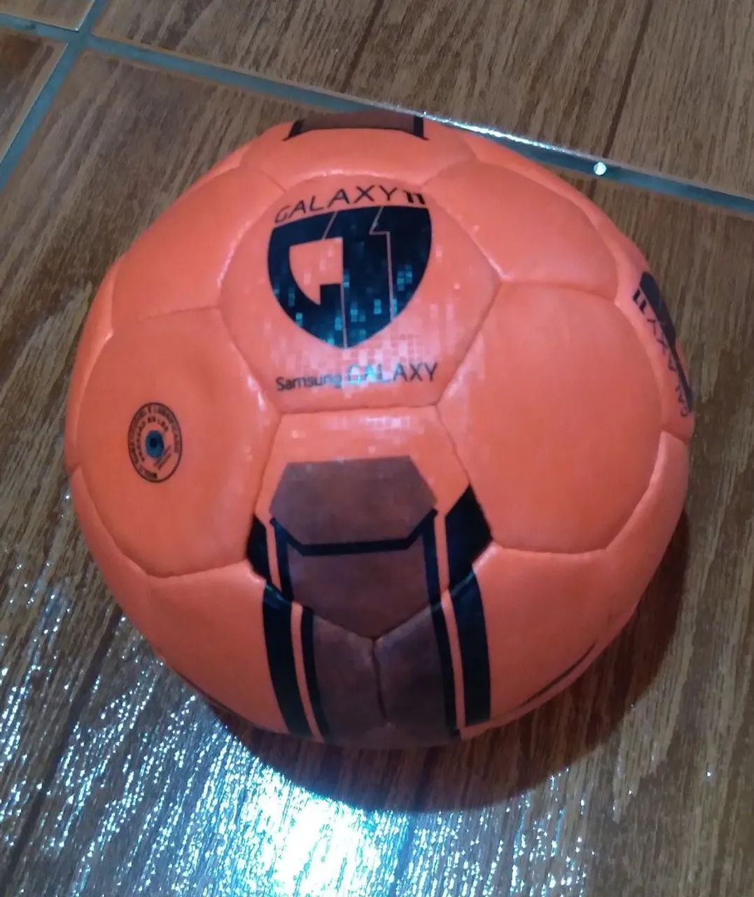 Bola de futebol laranja (colecionador)