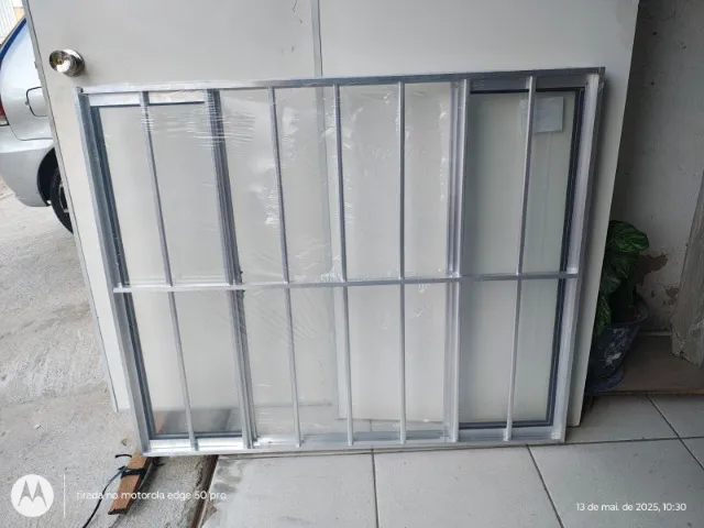 Janela alumínio 1.00x1.20 com grade 4 vidros R$ 315,00