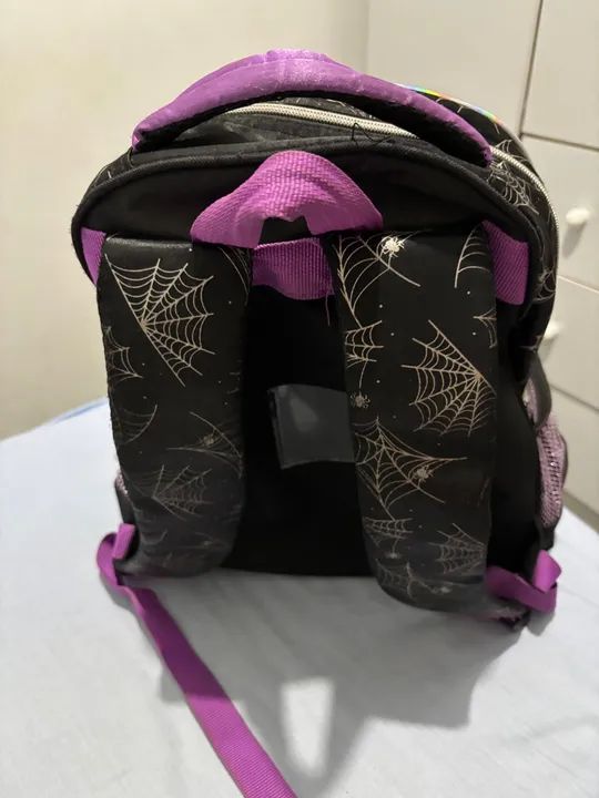 Mochila e estojo da Wandinha Addams - Foto 4