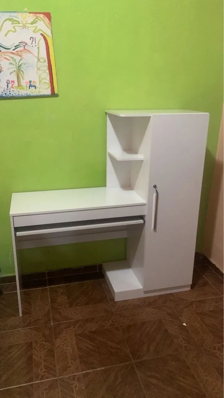 Escrivaninha branca com armário e prateleiras