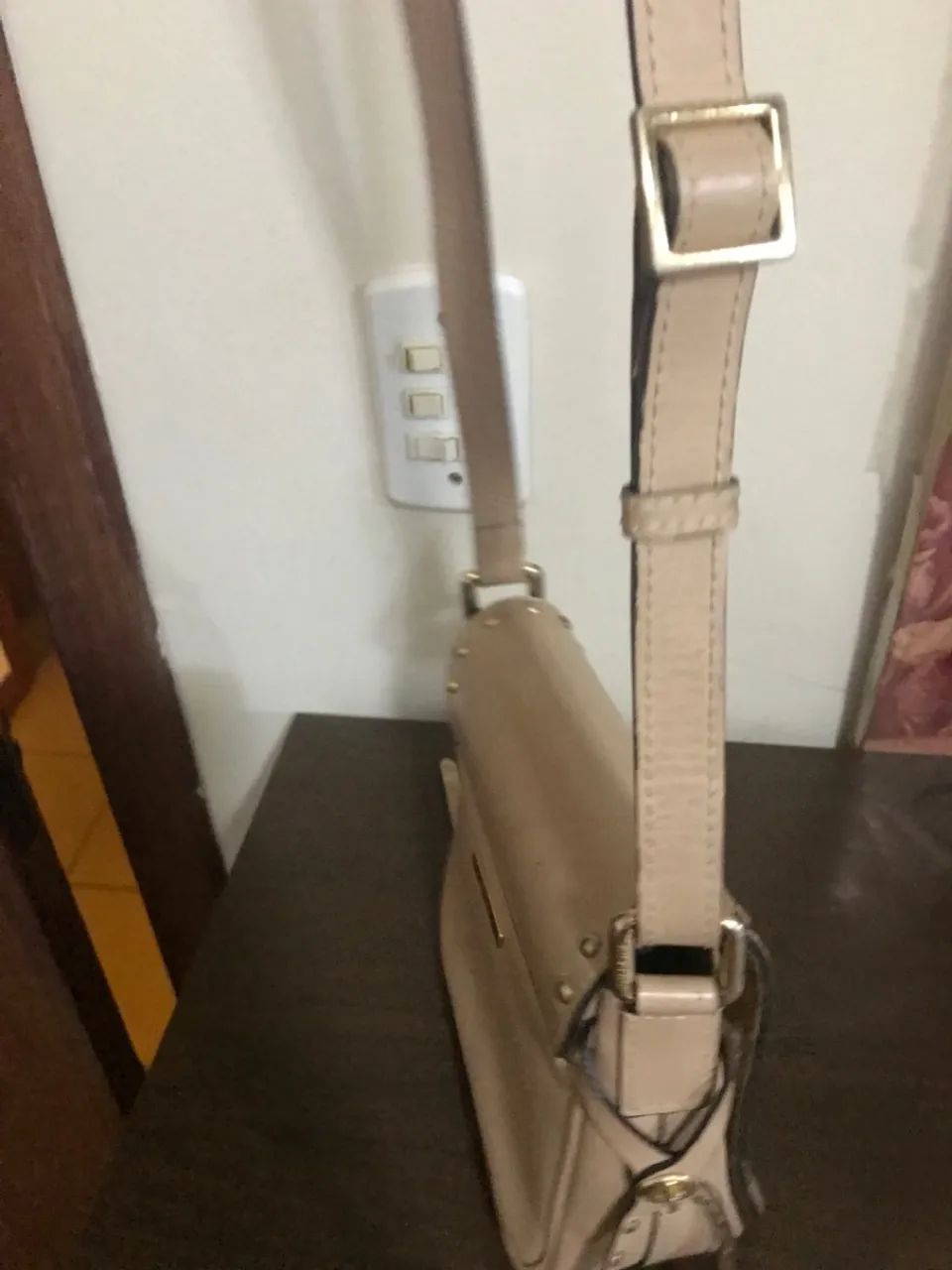 Bolsa de ombro bege com tachas - Foto 4