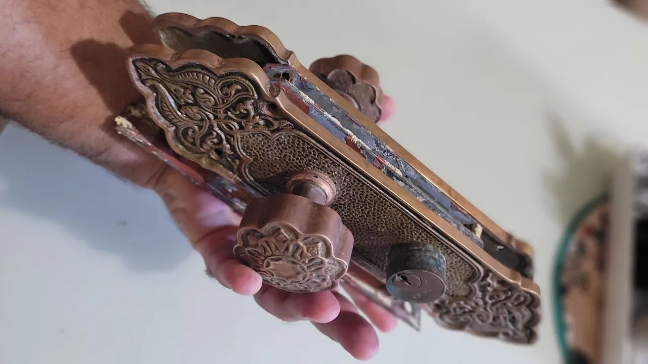 [RARIDADE] Fechadura Fama Antiga - Bronze Trabalhado - Completa e Funcional - Foto 2