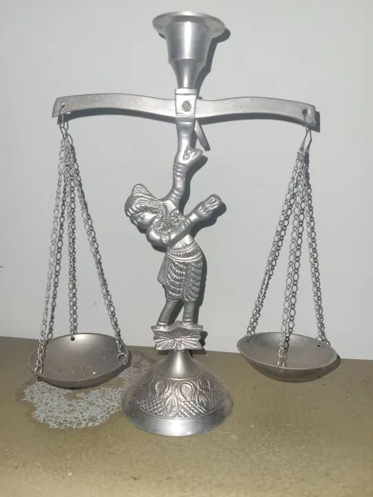 Castiçal, metal branco;