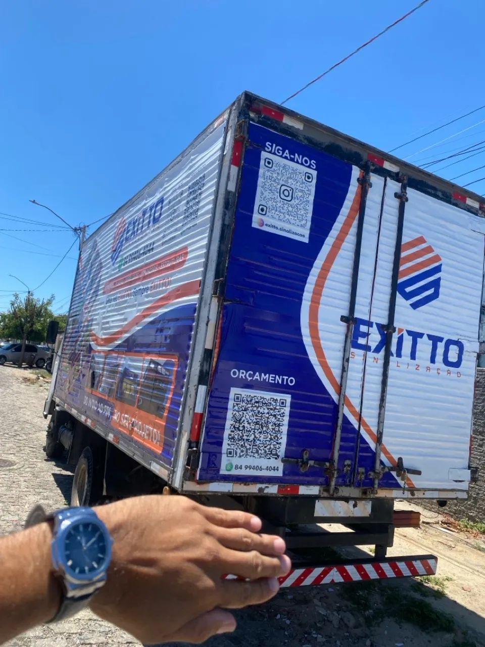 Vende e troca caminhão baú 5mts