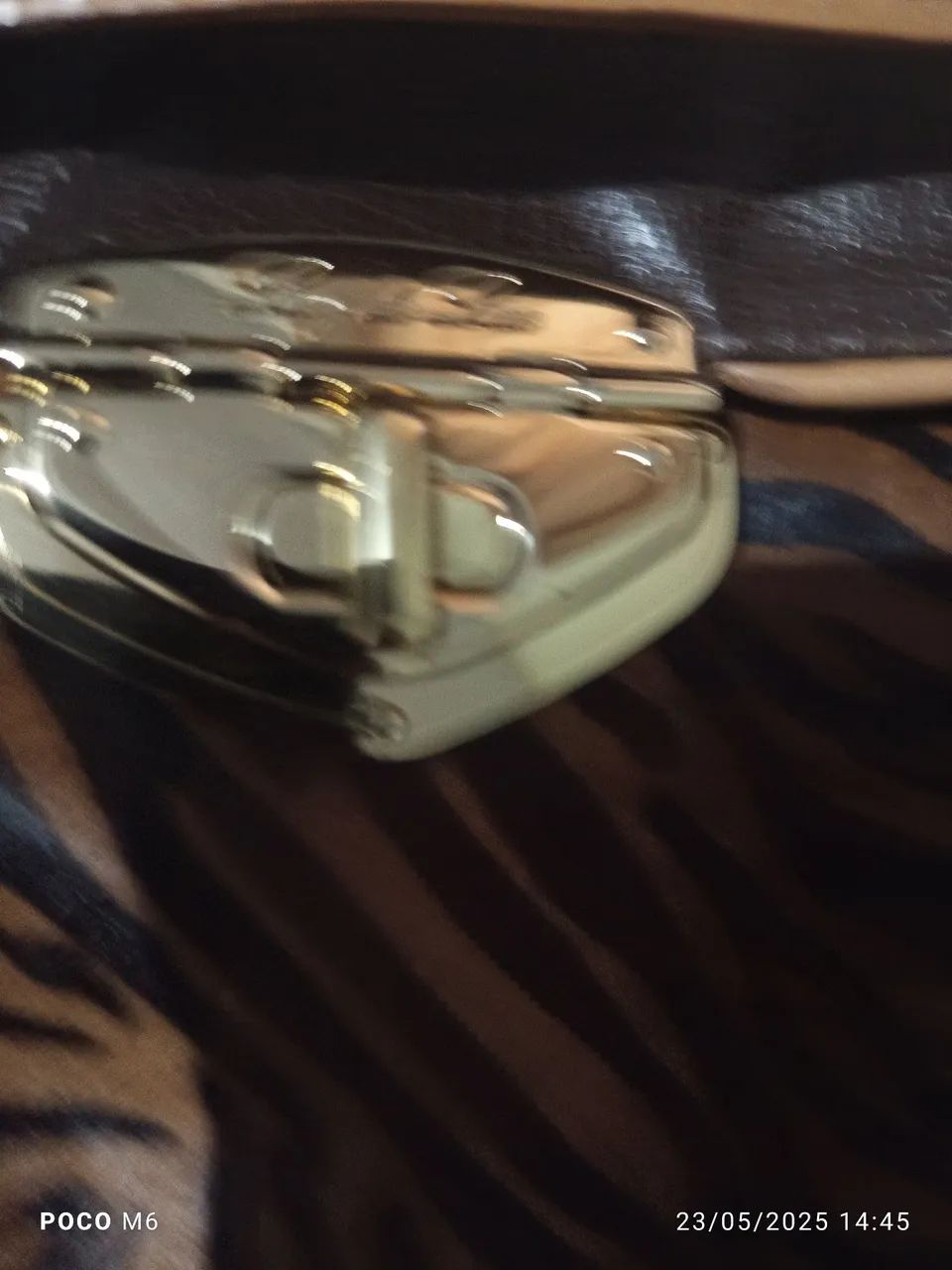 Bolsa de Couro com Detalhes Animal Print - Foto 5