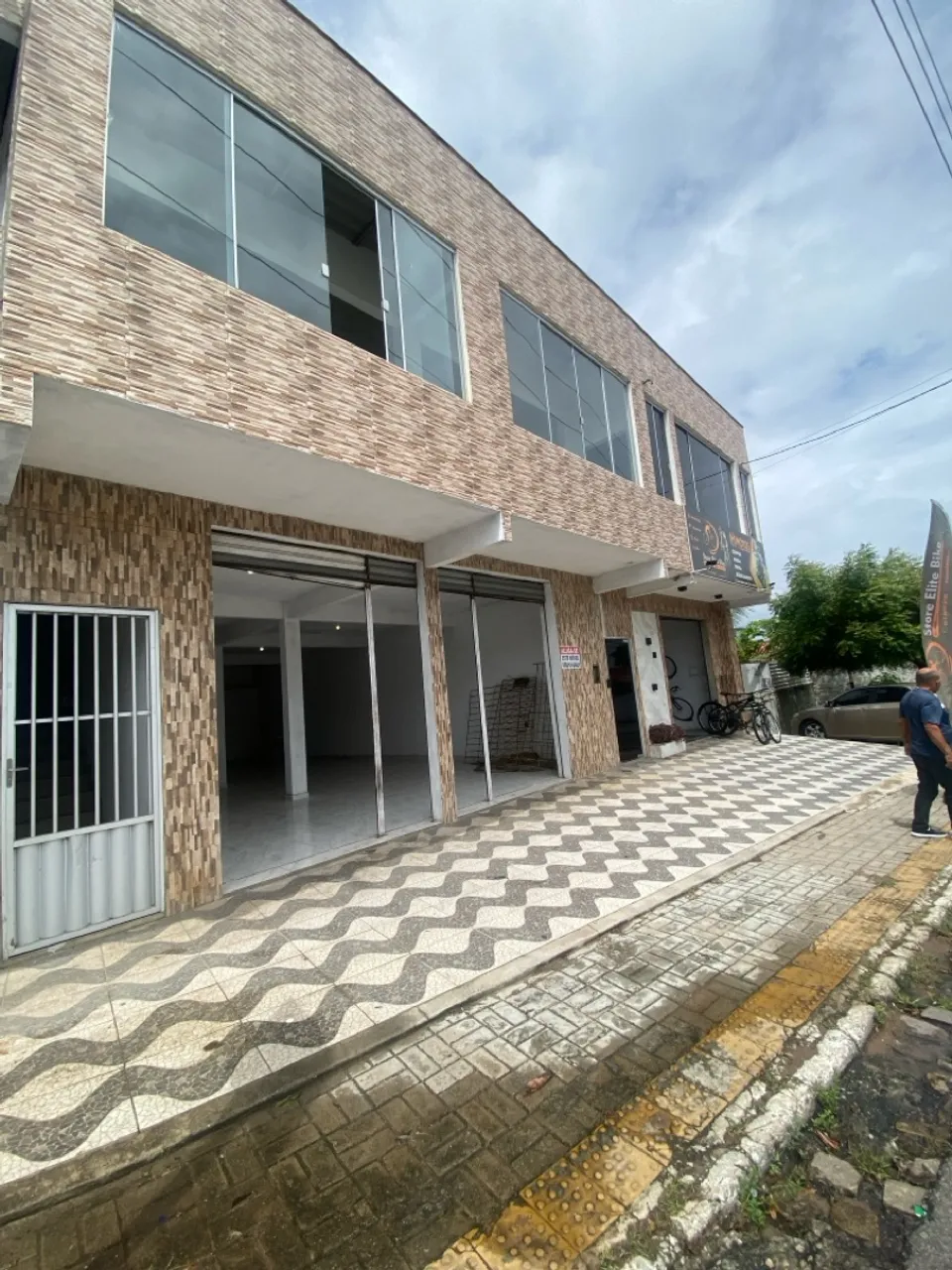 ALUGA-SE PRÉDIO COMERCIAL COMPLETO - EXCELENTE LOCALIZAÇÃO EM SÃO GONÇALO