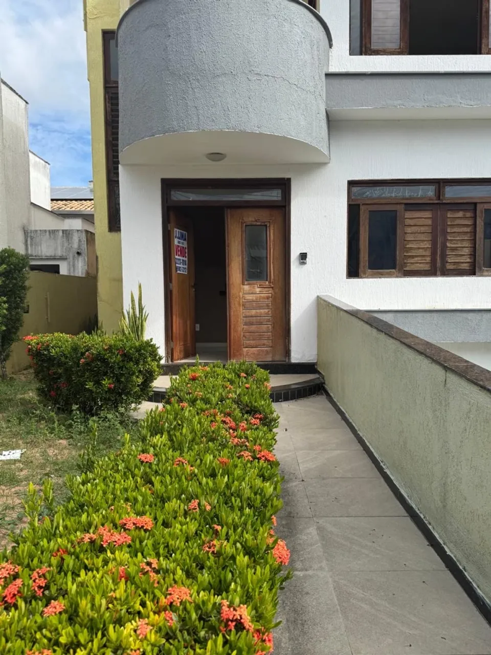 Aluga-se casa em condomínio fechado
