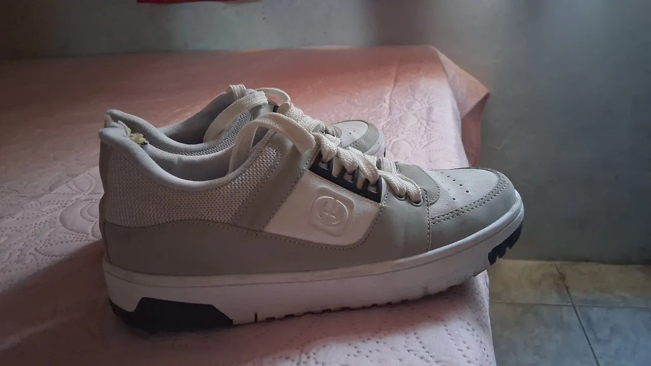 Tênis Casual Cinza com Detalhes