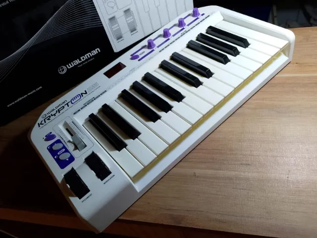 Teclado controlador MIDI Waldman USB 25 teclas, bem novo. Não aceito trocas!