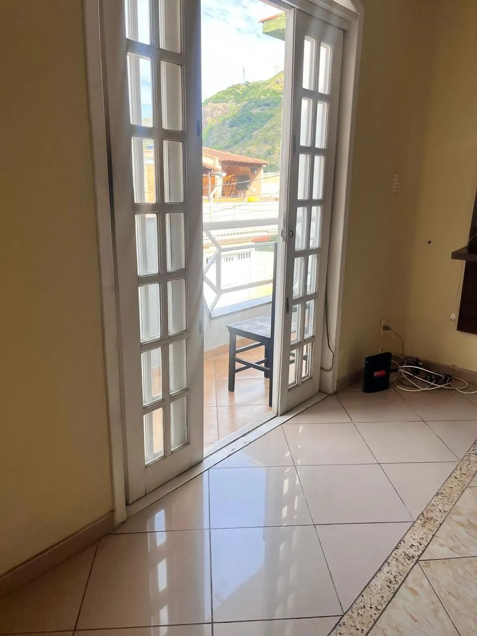 Casa Duplex Espaçosa e Funcional Primeiro Pavimento: Vaga de garagem privativa Sala com la - Foto 3
