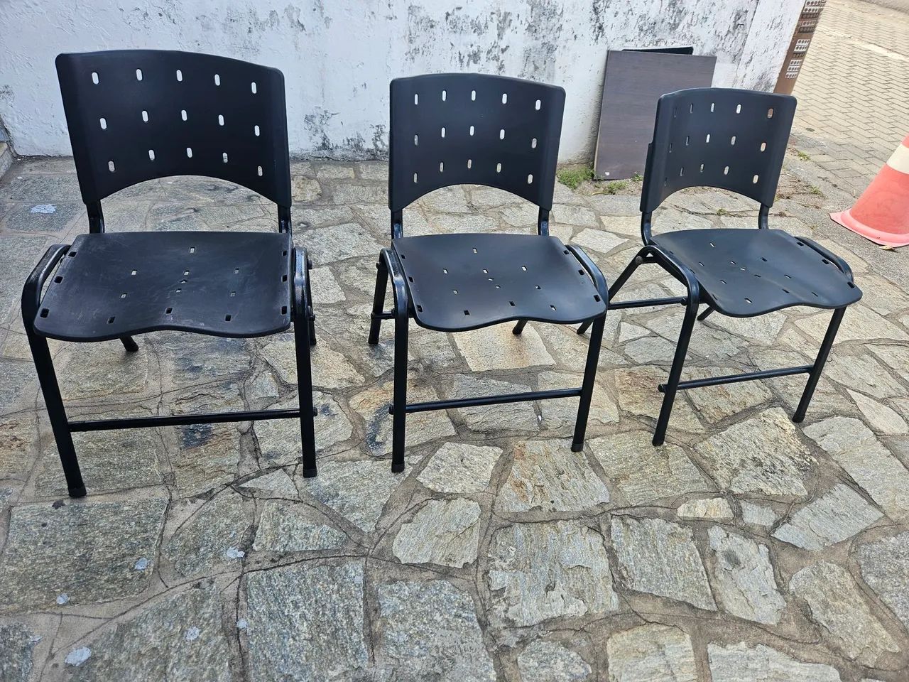 Cadeira de escritório  fixa em polipropileno 