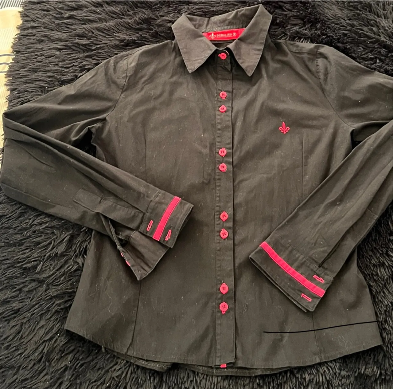 Camisa Feminina Preta com Detalhes em Vermelho DUDALINA ORIGINAL