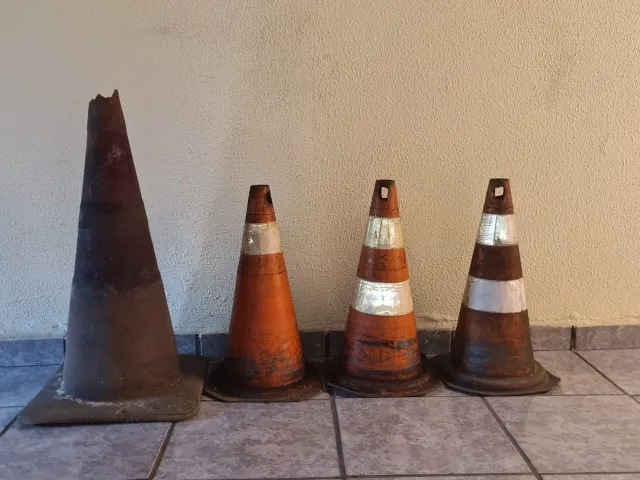 4 Cones plásticos para sinalização de estacionamento, usados, sujos de uso