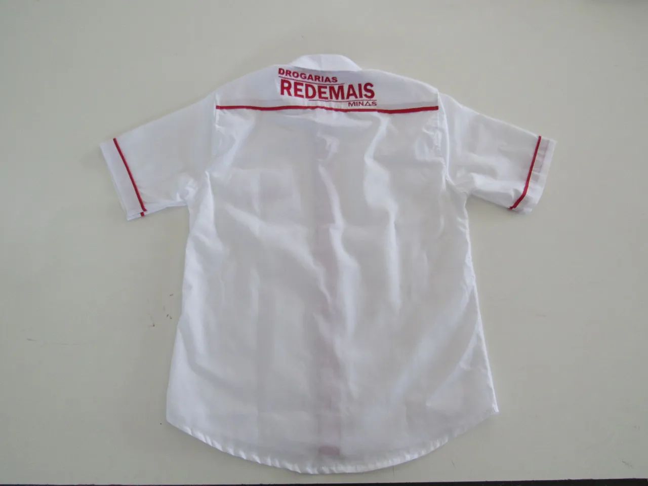 Camisas brancas de uniforme - Drogarias Redemais - Foto 5