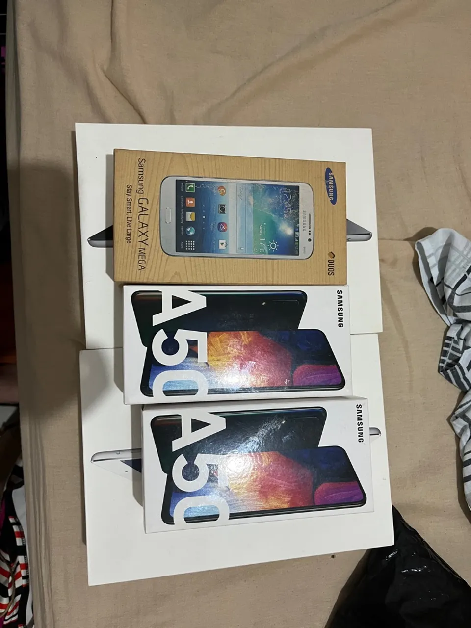 Caixa Samsung A50 e Samsung Galaxy MEGA