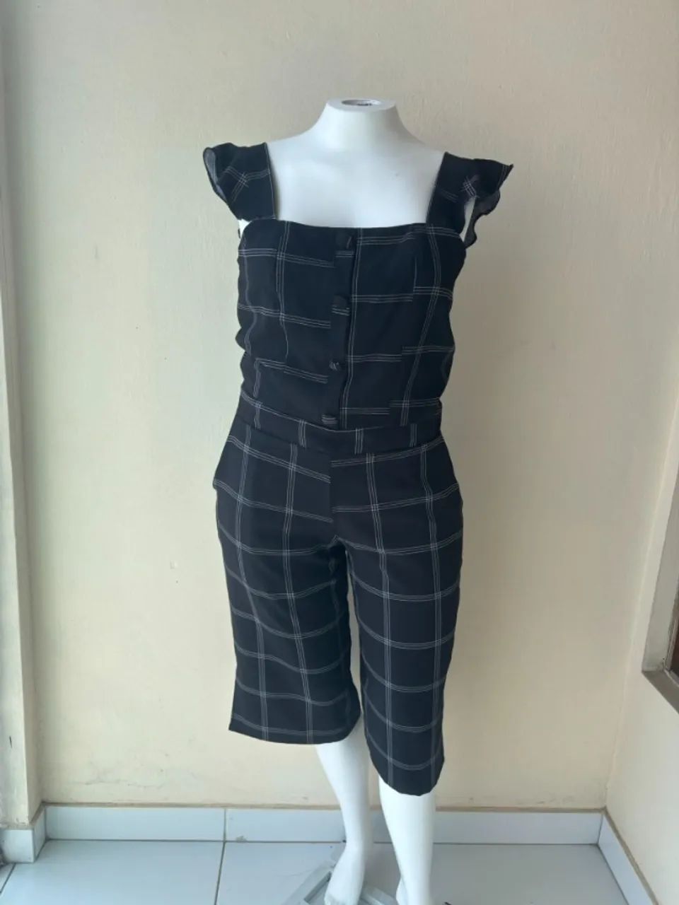 Conjunto Miss Funny, 46, de calça curta e cropped.