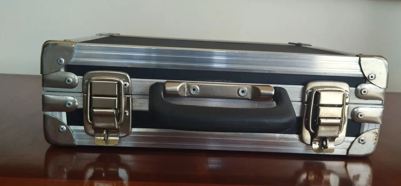 Maleta de transporte preta com fecho de metal e cadeado com senha. - Foto 3