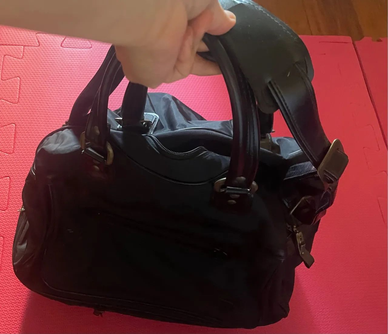 Mala  preta com rodinhas com detalhes em couro