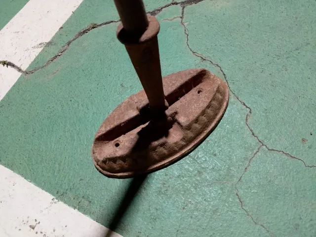 Esfregão de ferro fundido muito antigo no estado que se encontra reliquia