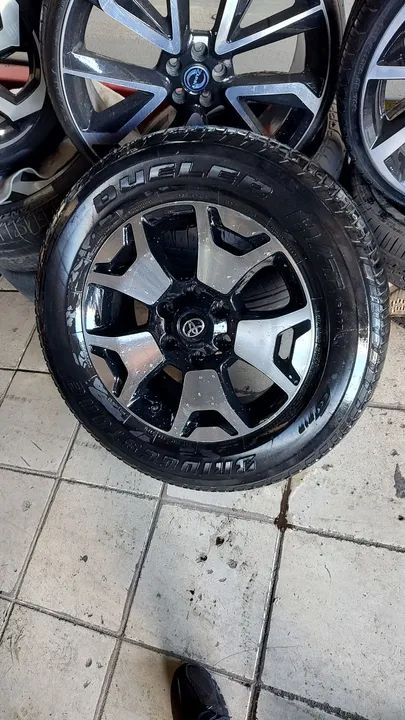 Rodas aro 18 Hilux  pneus meia vida - Foto 2