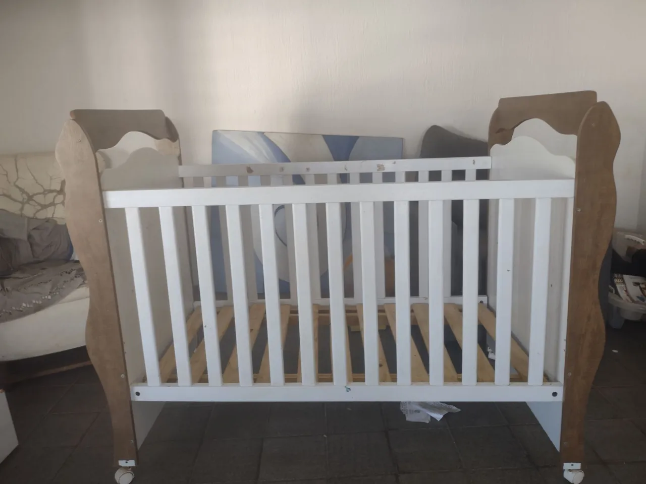Berço Infantil Branco com Detalhes em Madeira