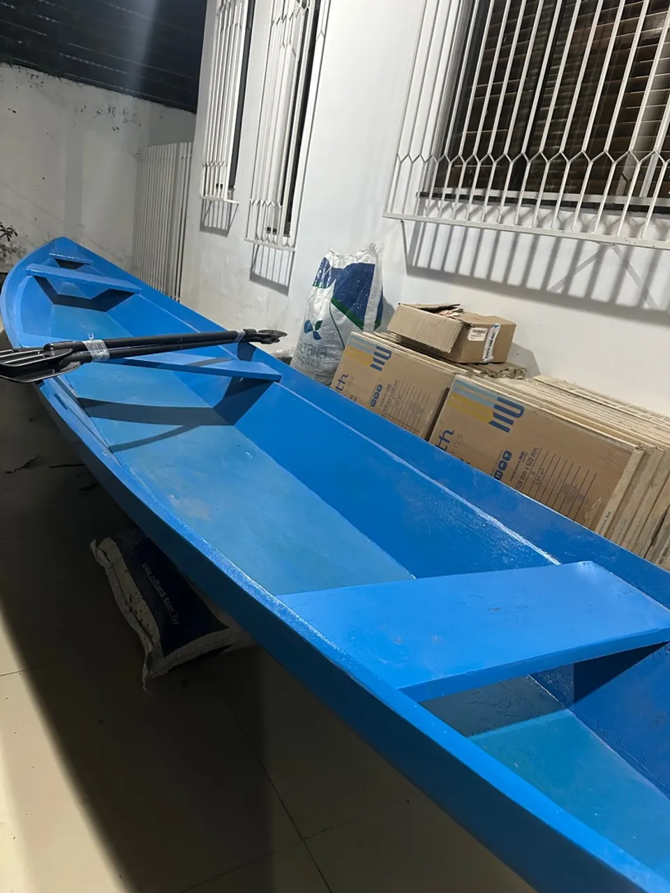 Barco de Madeira Azul - Ideal para Passeios