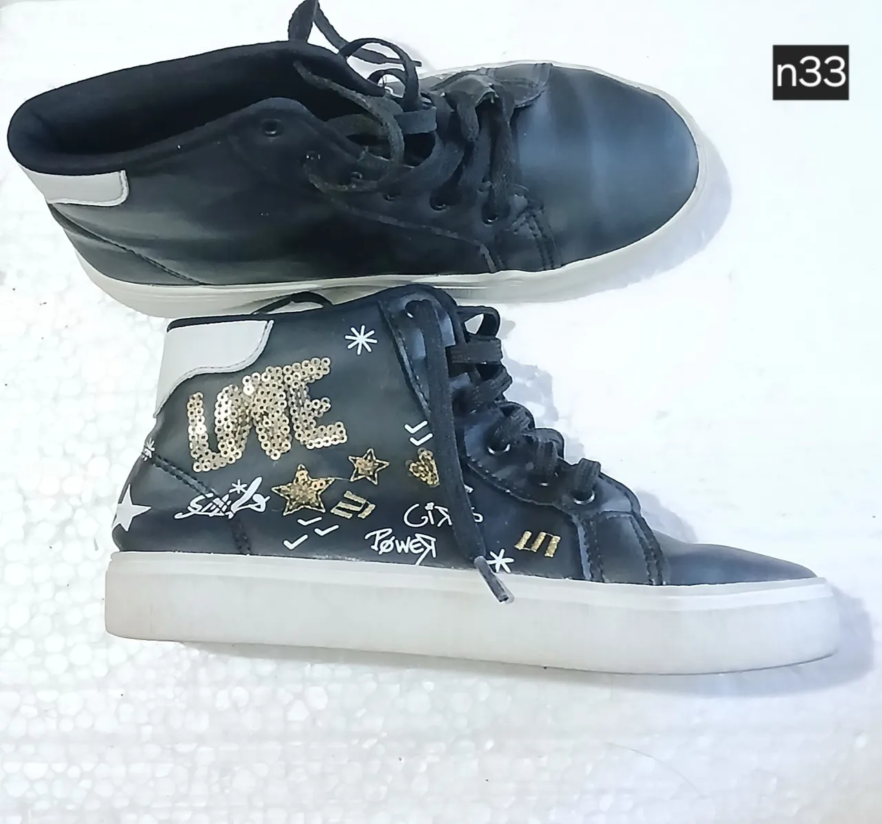 Tênis Feminino Preto com Detalhes Dourados