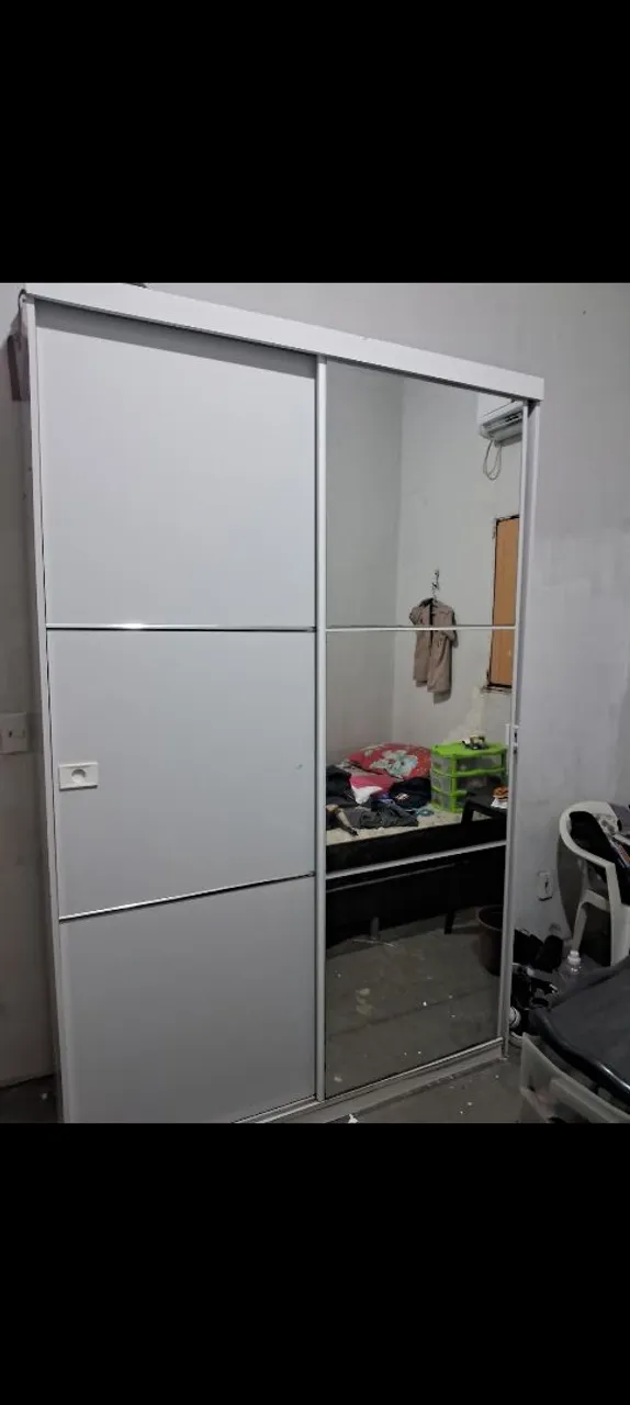 Guarda-roupa branco com espelho de correr