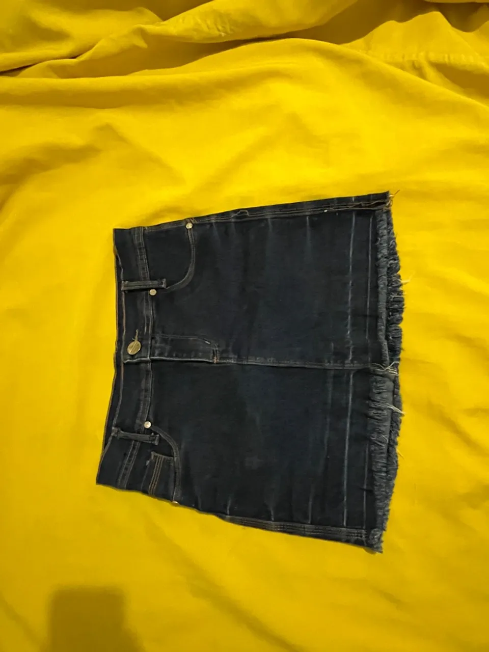 Saia Jeans Curta com Barra Desfiada - Estilo e Conforto
