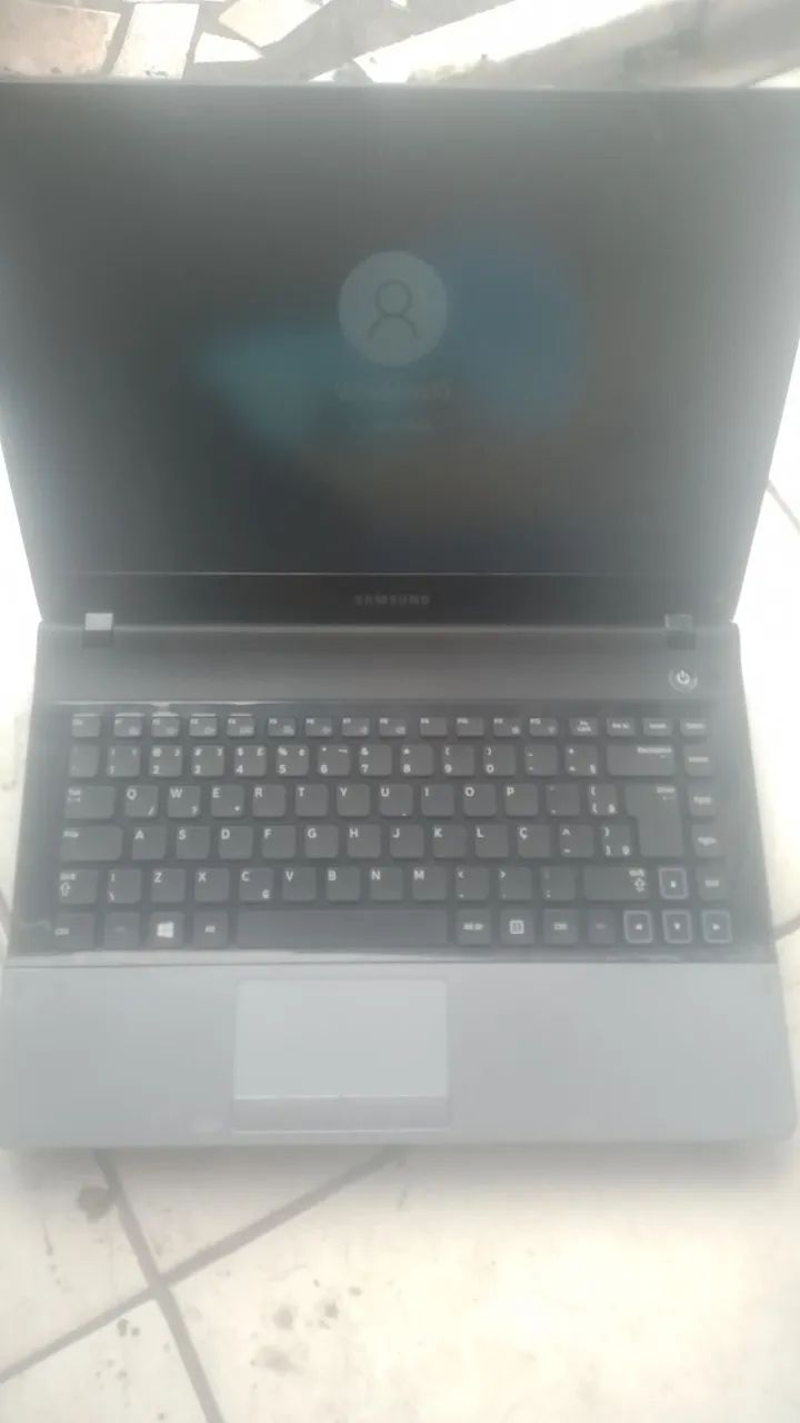 Notebook samsung celeron,hd 500 l, 8 gigas de memória, Windows 10,bateria segurando 1 hora