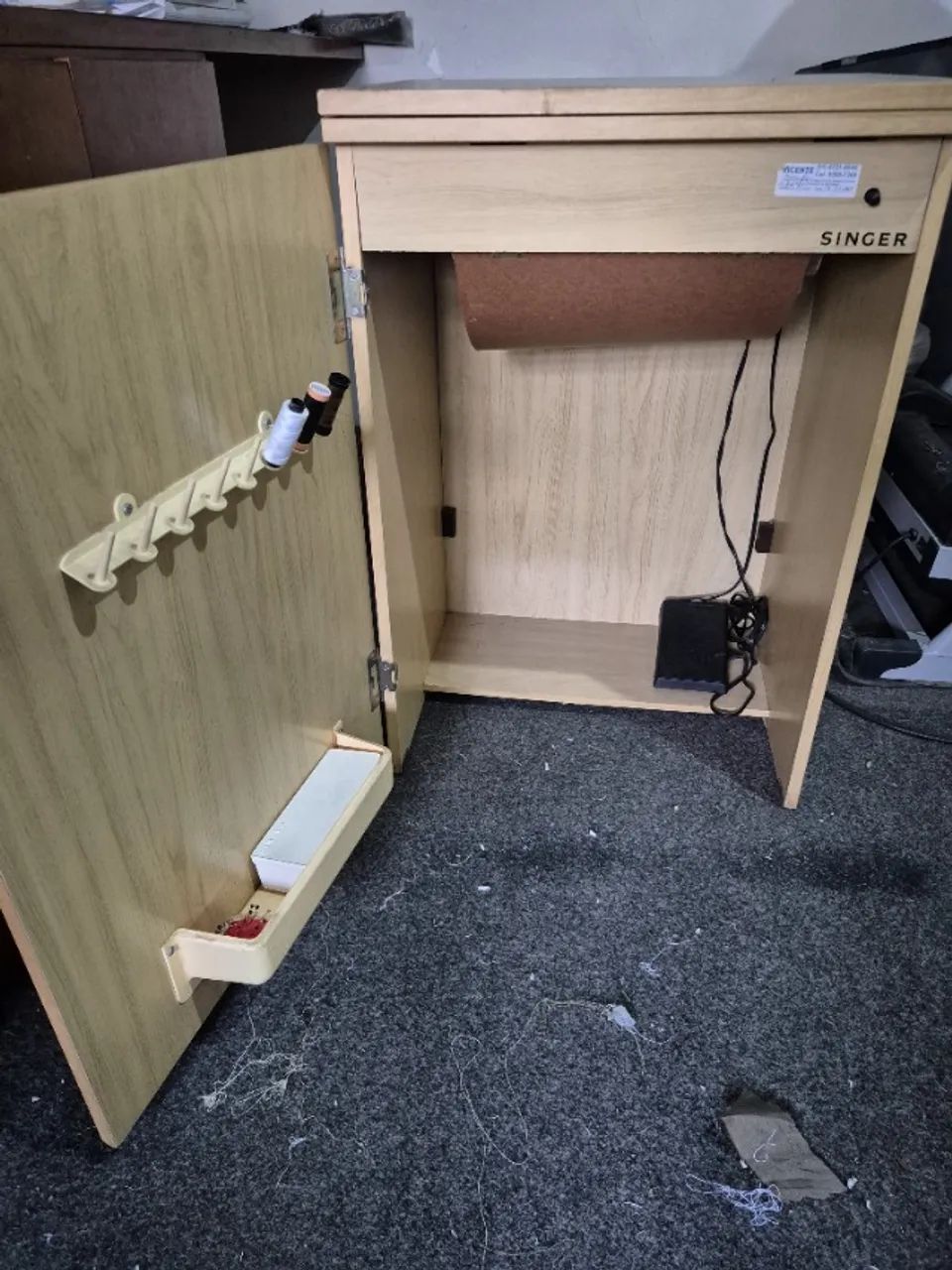 Máquina de costura Singer com gabinete - Foto 4