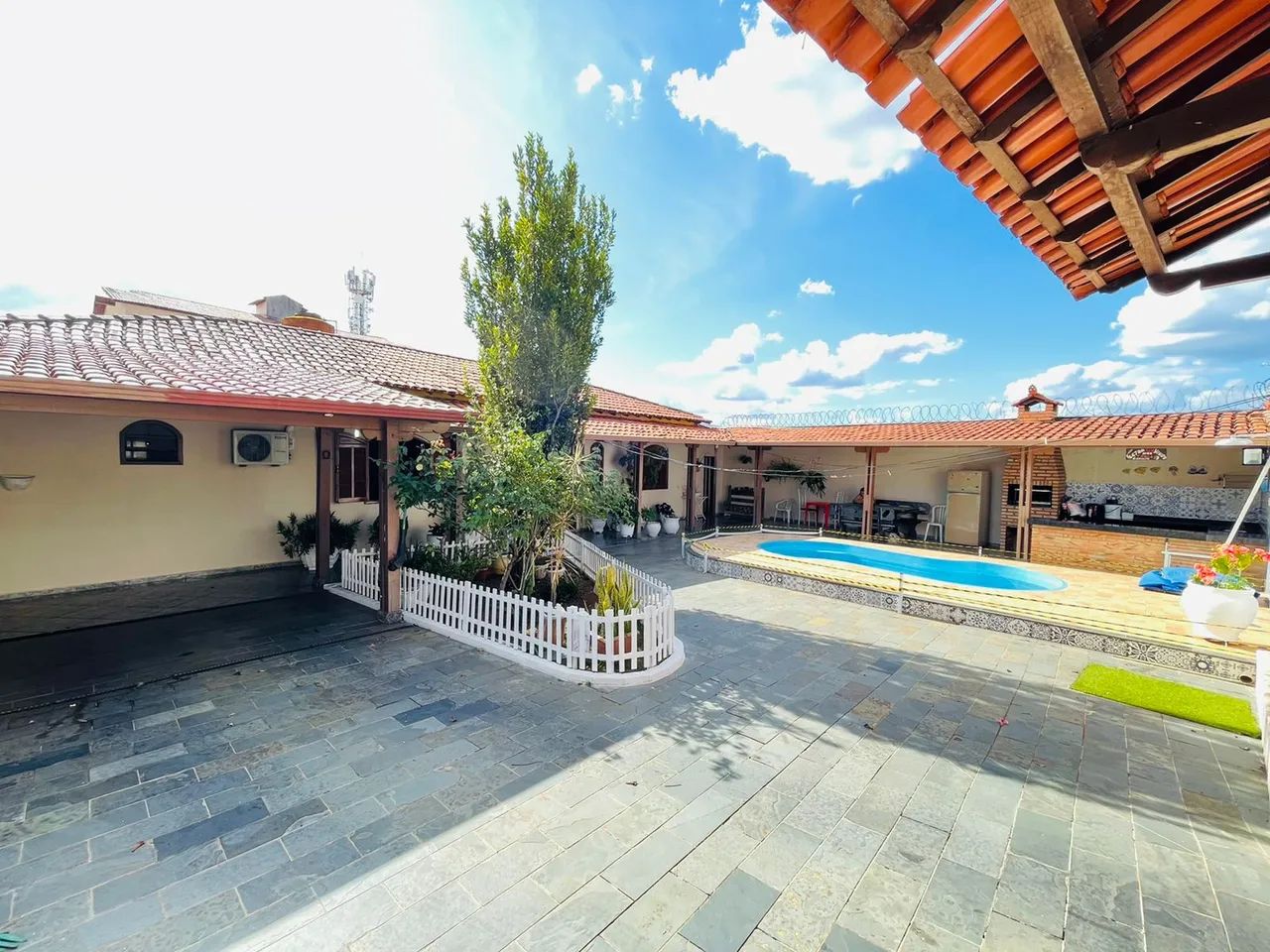 Casa para venda possui 308 metros quadrados com 3 quartos em Jardim Atlântico - Belo Horiz