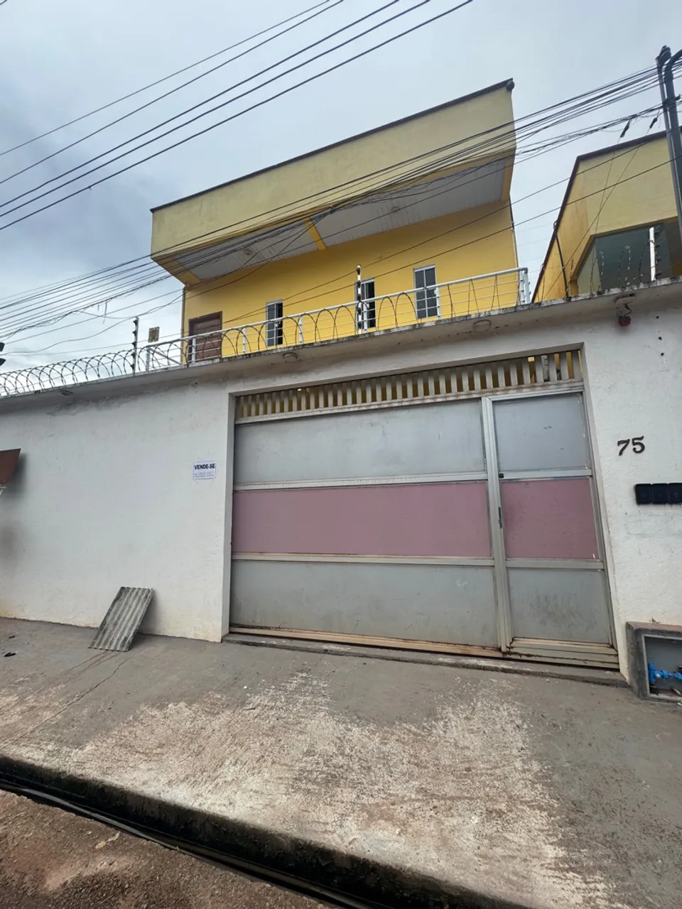 Prédio com 3 Apartamentos