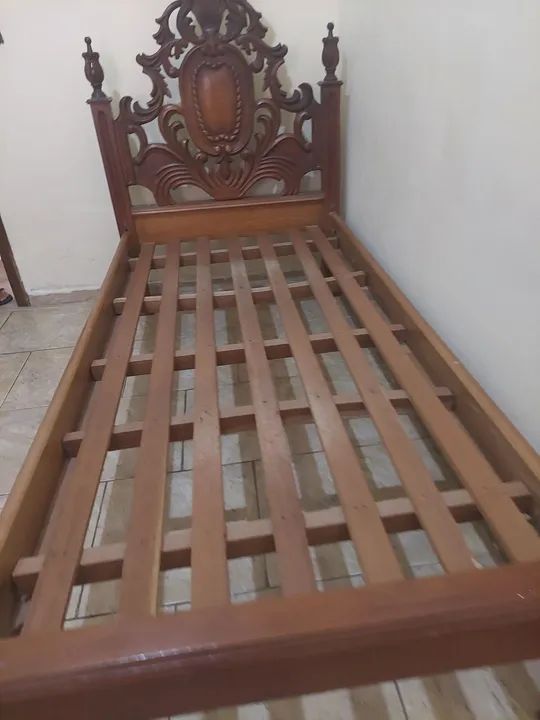 Cama de solteiro em Madeira Maciça