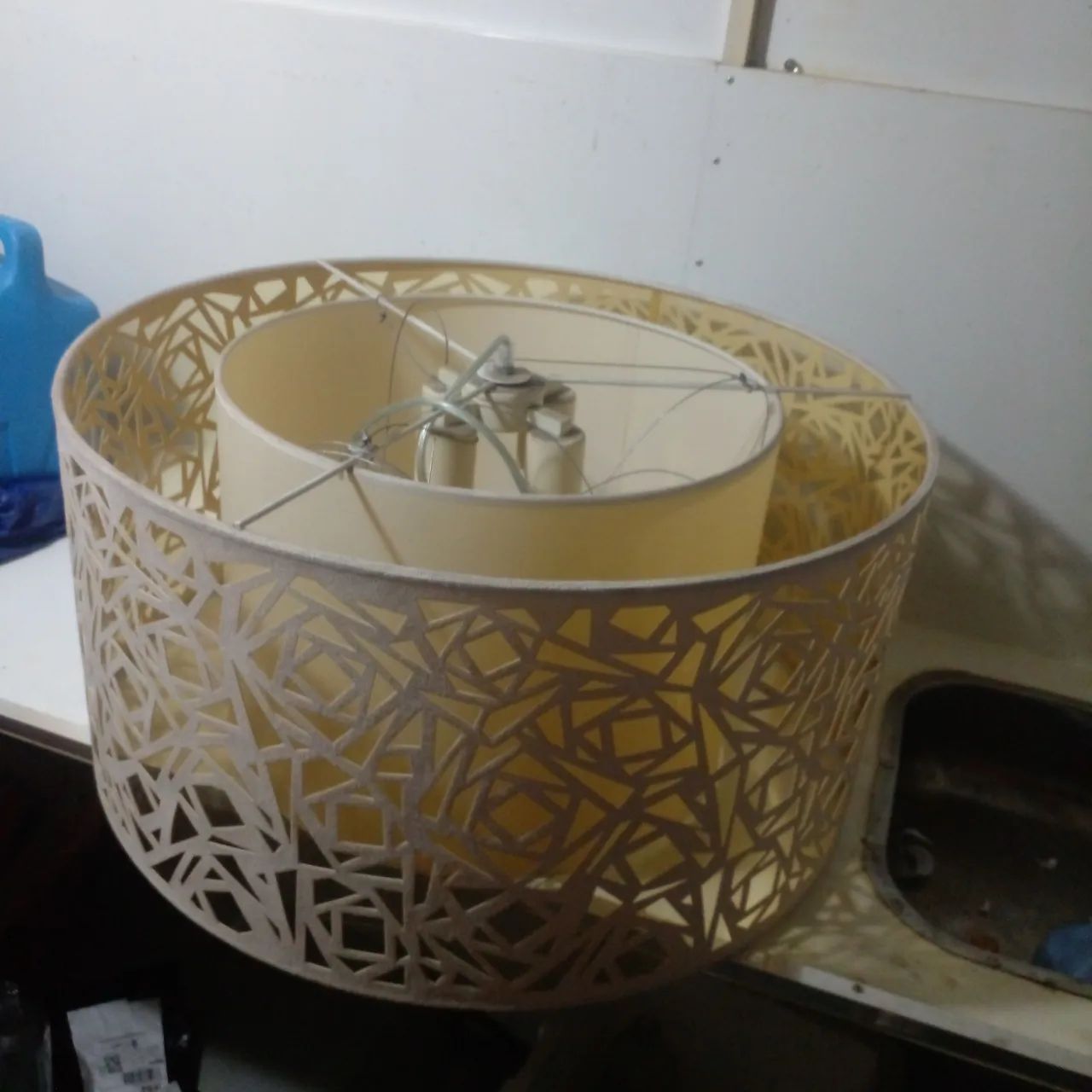 Lustre Moderno com Design Geométrico