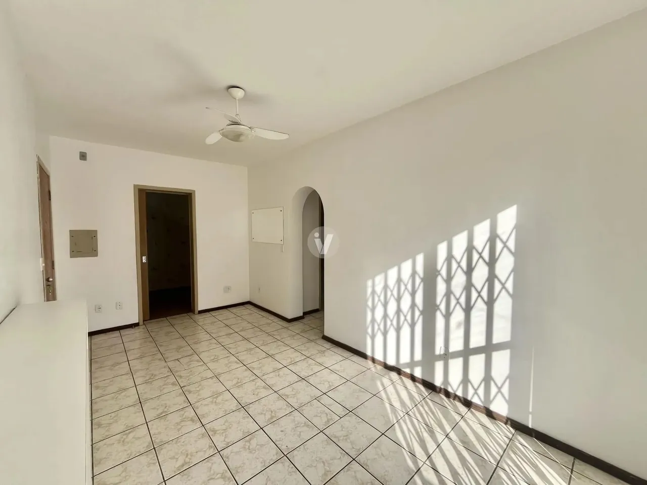 Apartamento 2 dormitórios central para locação