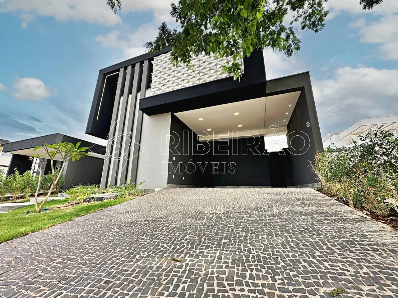Sobrado com piscina à venda 03 suítes 04 vagas Quinta dos Ventos