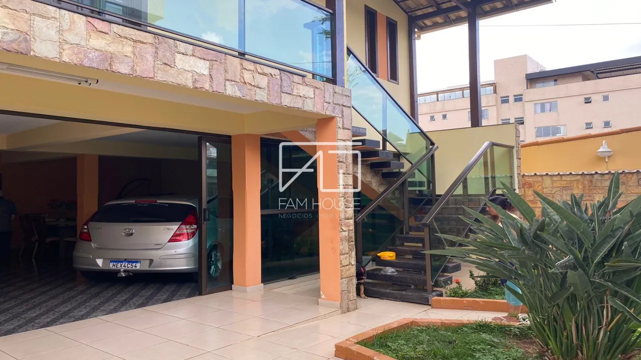 Casa com 6 quartos a venda no Barreiro.