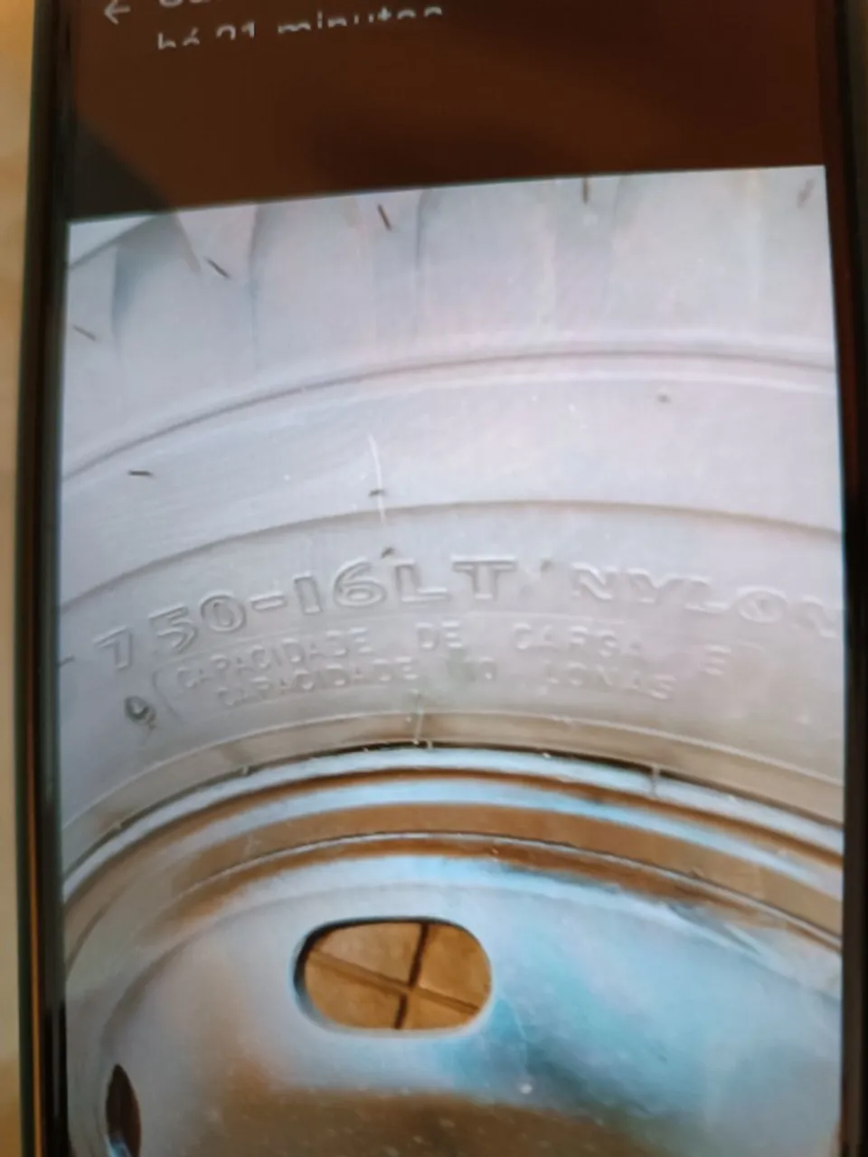 Vendo dois pneus de caminhão, completos. para caminhão. Goodyear 75O-16LT