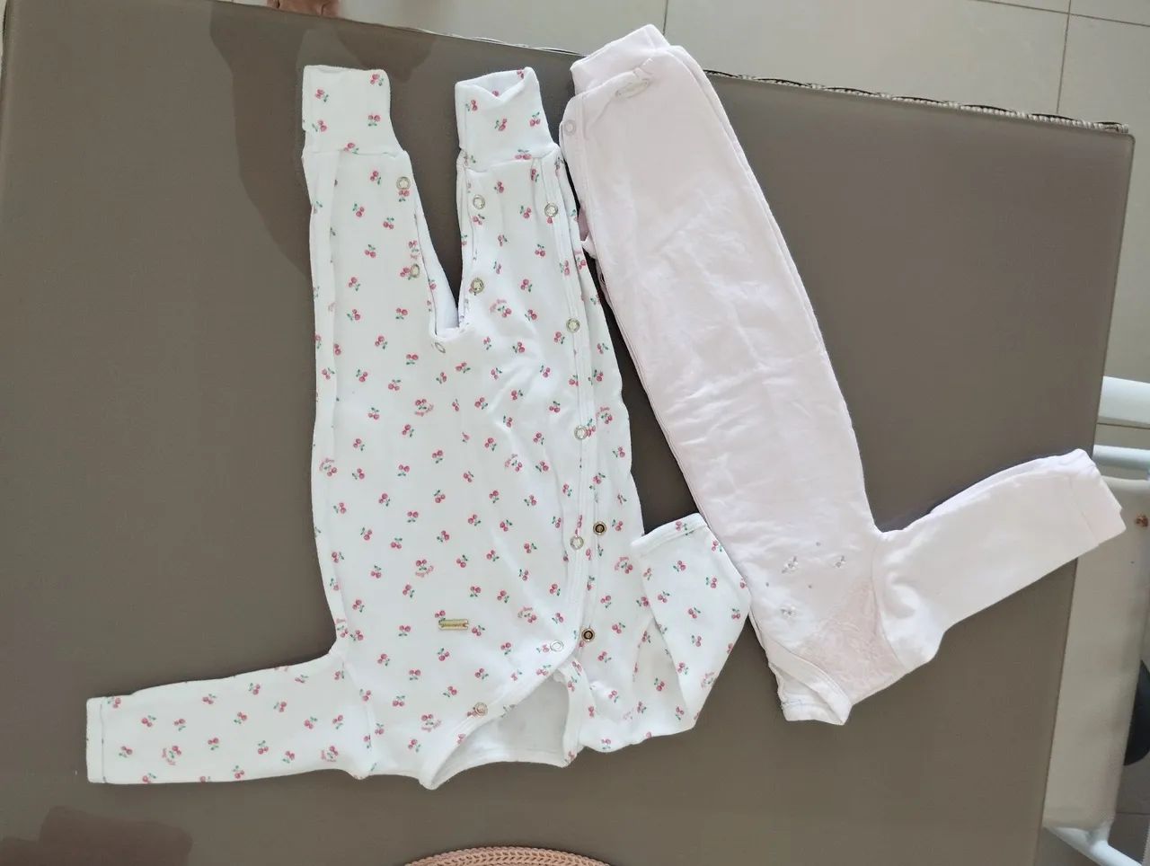 Macacão de bebê - Pêssego e Branco - Foto 2