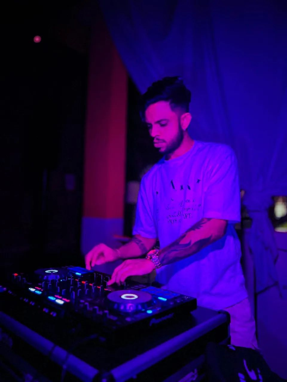 DJ  - Foto 3
