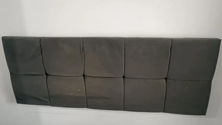 Cabeceira Estofada para Cama (Peça Única, Fixação Parede) - Usada