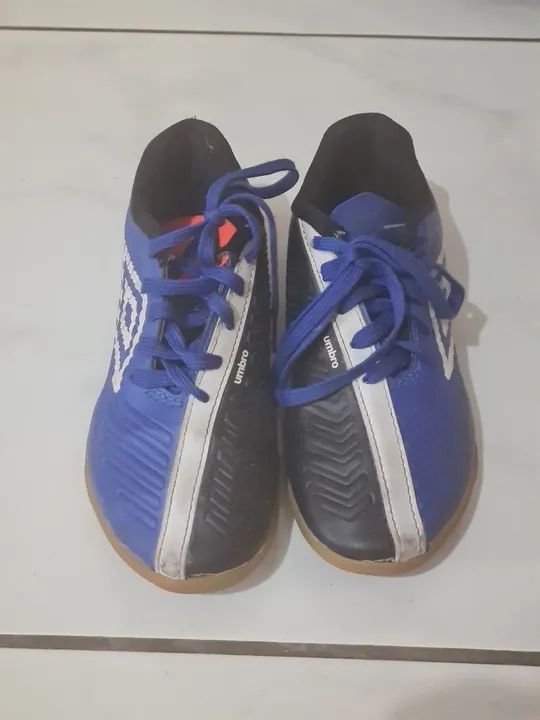 Chuteira Umbro Society azul num 27 (futebol de salão)