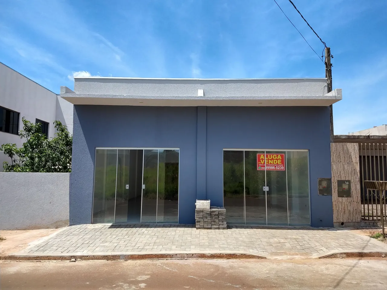 Sala comercial com anexo residencial