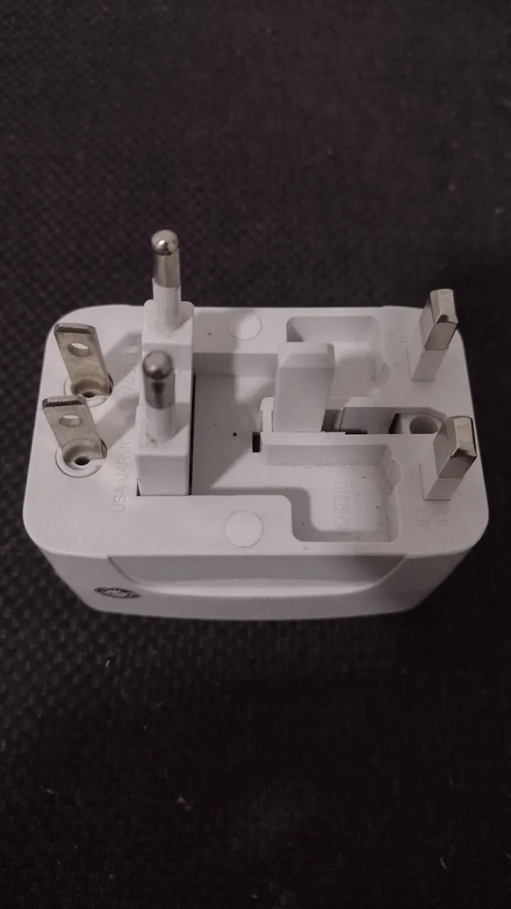 Adaptador Universal de Viagem com Protetor de Surto - Foto 3