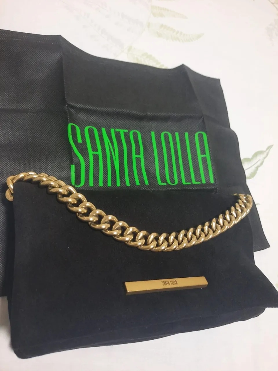 Bolsa Santa Lolla com corrente dourada