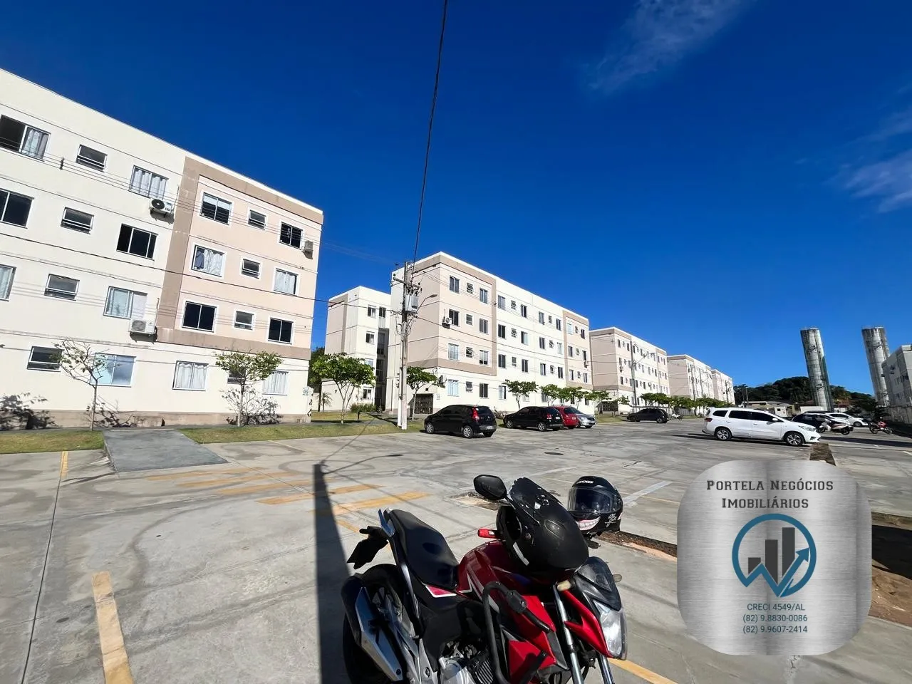 Apto no Petrópolis, dois quartos, 2 vagas, ótima área de lazer.