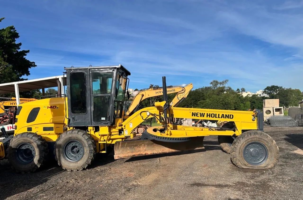 Motoniveladora New Holland RG140 B ano 2006 com 12.800 horas, em Campinas